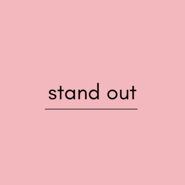 stand outの英語意味は？使い方や例文・言い換え表現まとめ